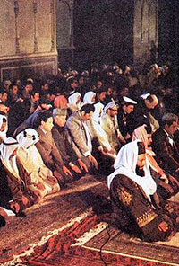 1974 میں لاہور کی اسلامی سربراہی کانفرنس
کے دوران بادشاہی مسجد میں نماز جمعہ 
کا ایک منظر 