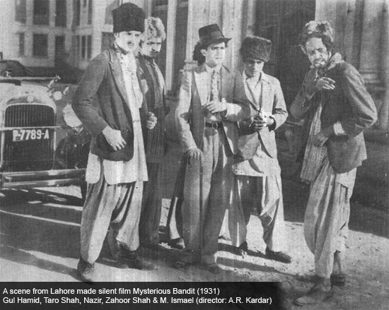 ہدایتکار اے آر کاردار کی فلم فریبی ڈاکو Mysterious Bandit (1931) کے ایک سین میں اداکار ایم اسماعیل ، ظہور شاہ ، نذیر ، تاروشاہ اور گل حمید